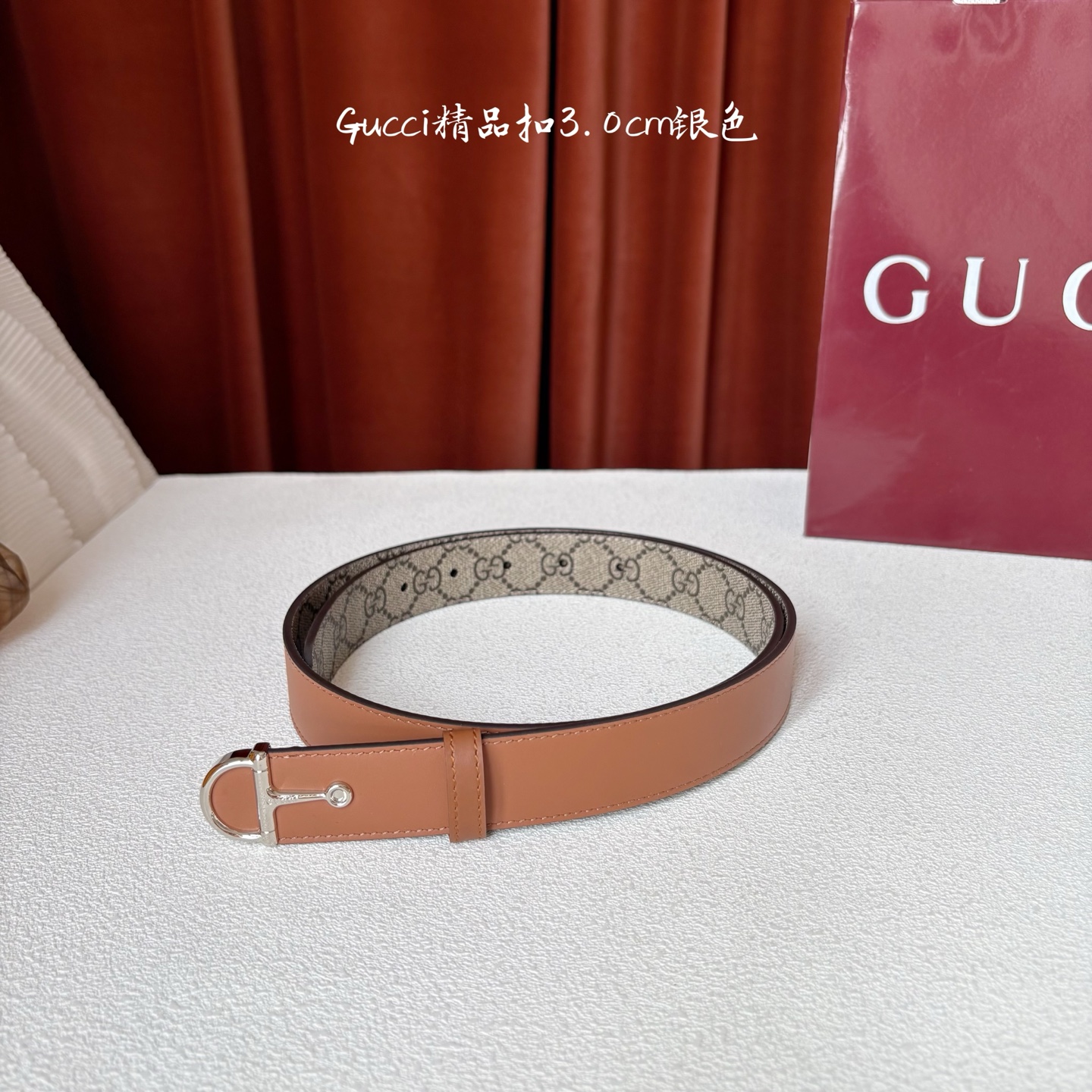 Gucci这款腰带采用光滑的皮革制成，其带扣呈半马衔铁形状，是该品牌的标志。宽3.0cm，可为您的服装增