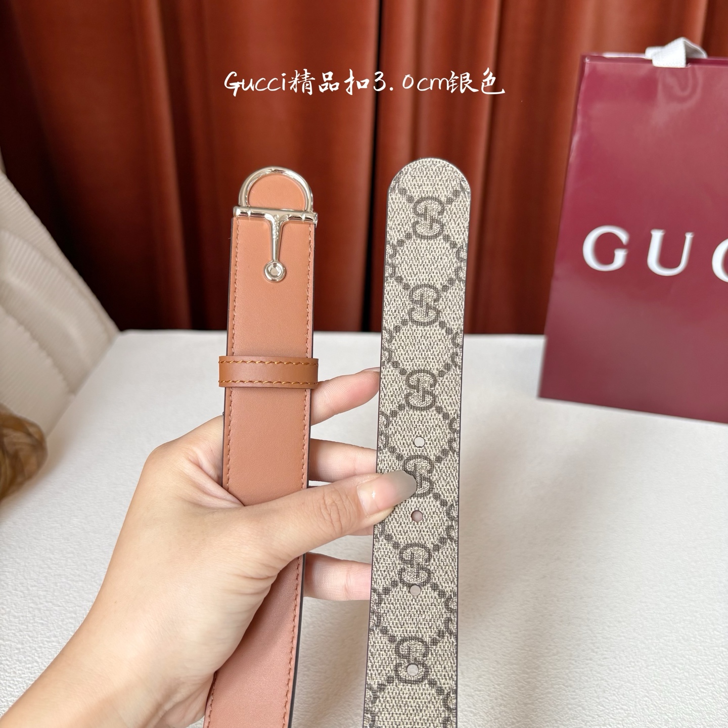 Gucci这款腰带采用光滑的皮革制成，其带扣呈半马衔铁形状，是该品牌的标志。宽3.0cm，可为您的服装增