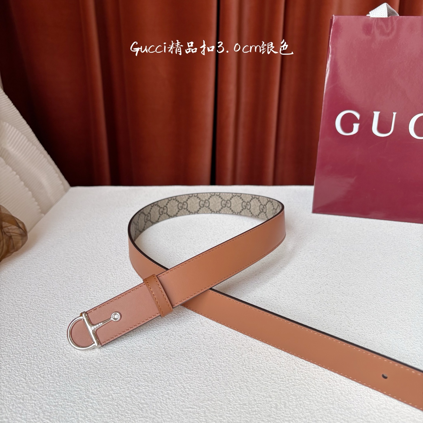 Gucci这款腰带采用光滑的皮革制成，其带扣呈半马衔铁形状，是该品牌的标志。宽3.0cm，可为您的服装增