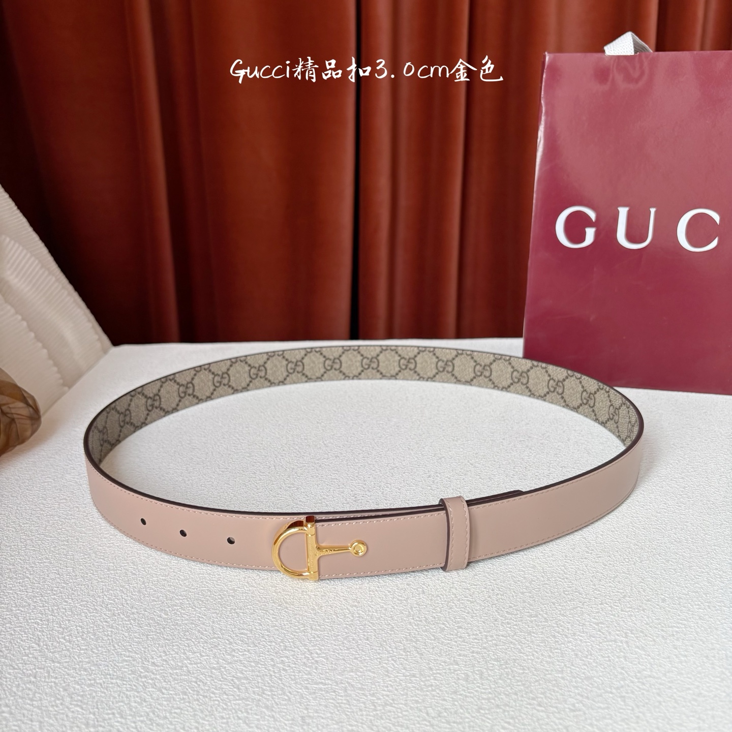 Gucci这款腰带采用光滑的皮革制成，其带扣呈半马衔铁形状，是该品牌的标志。宽3.0cm，可为您的服装增