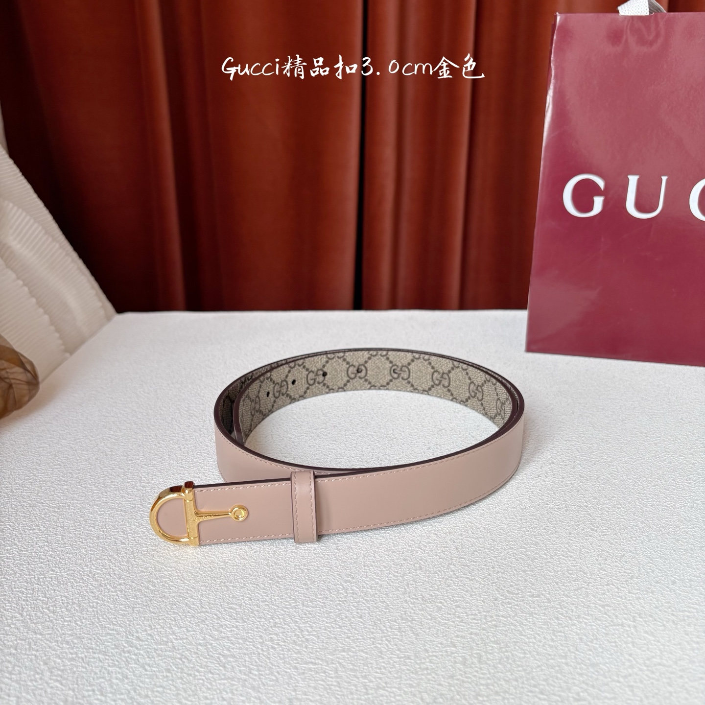 Gucci这款腰带采用光滑的皮革制成，其带扣呈半马衔铁形状，是该品牌的标志。宽3.0cm，可为您的服装增