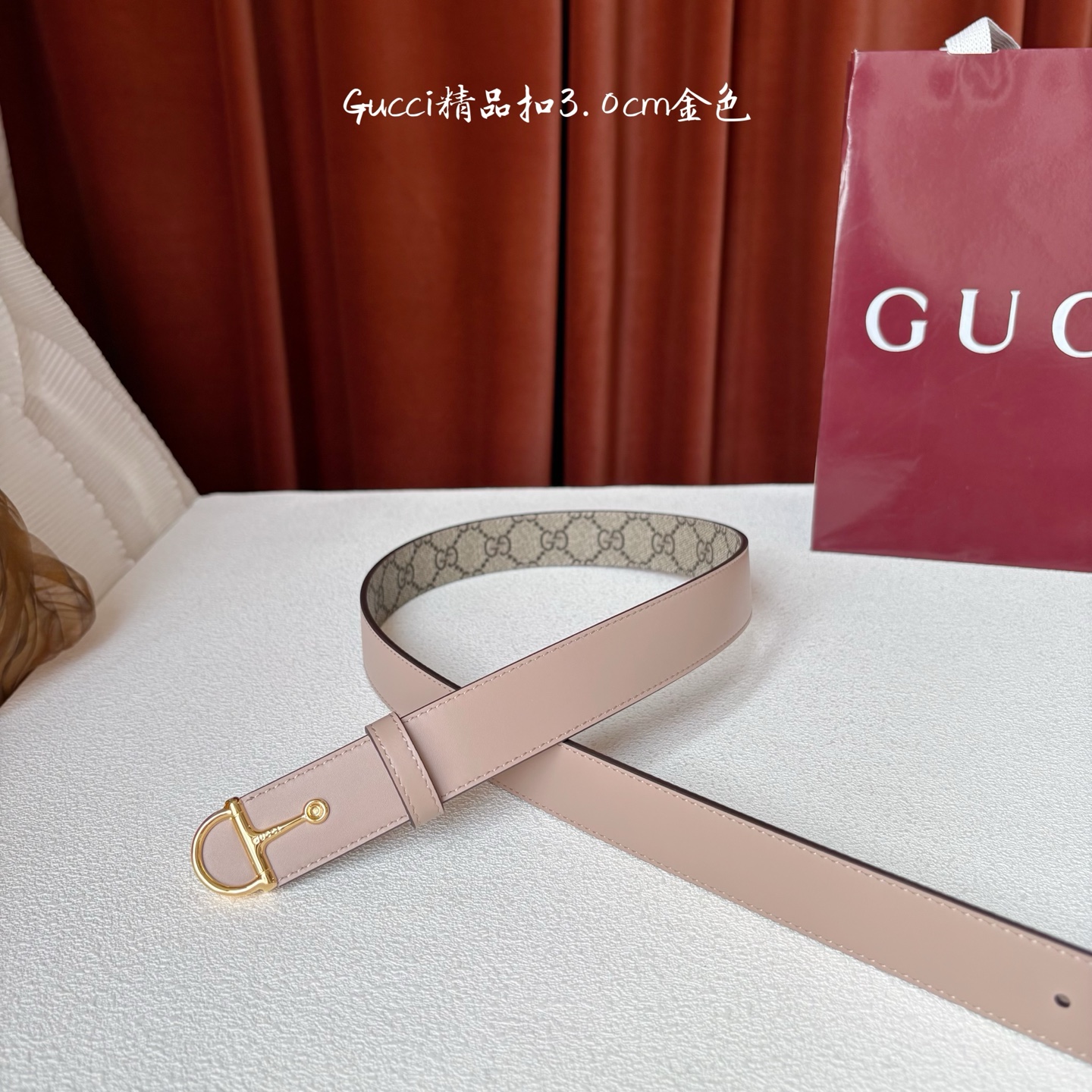 Gucci这款腰带采用光滑的皮革制成，其带扣呈半马衔铁形状，是该品牌的标志。宽3.0cm，可为您的服装增