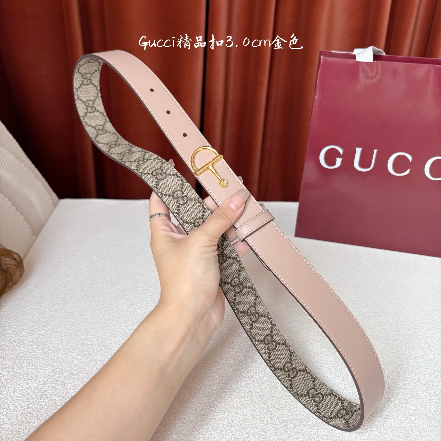 Gucci这款腰带采用光滑的皮革制成，其带扣呈半马衔铁形状，是该品牌的标志。宽3.0cm，可为您的服装增