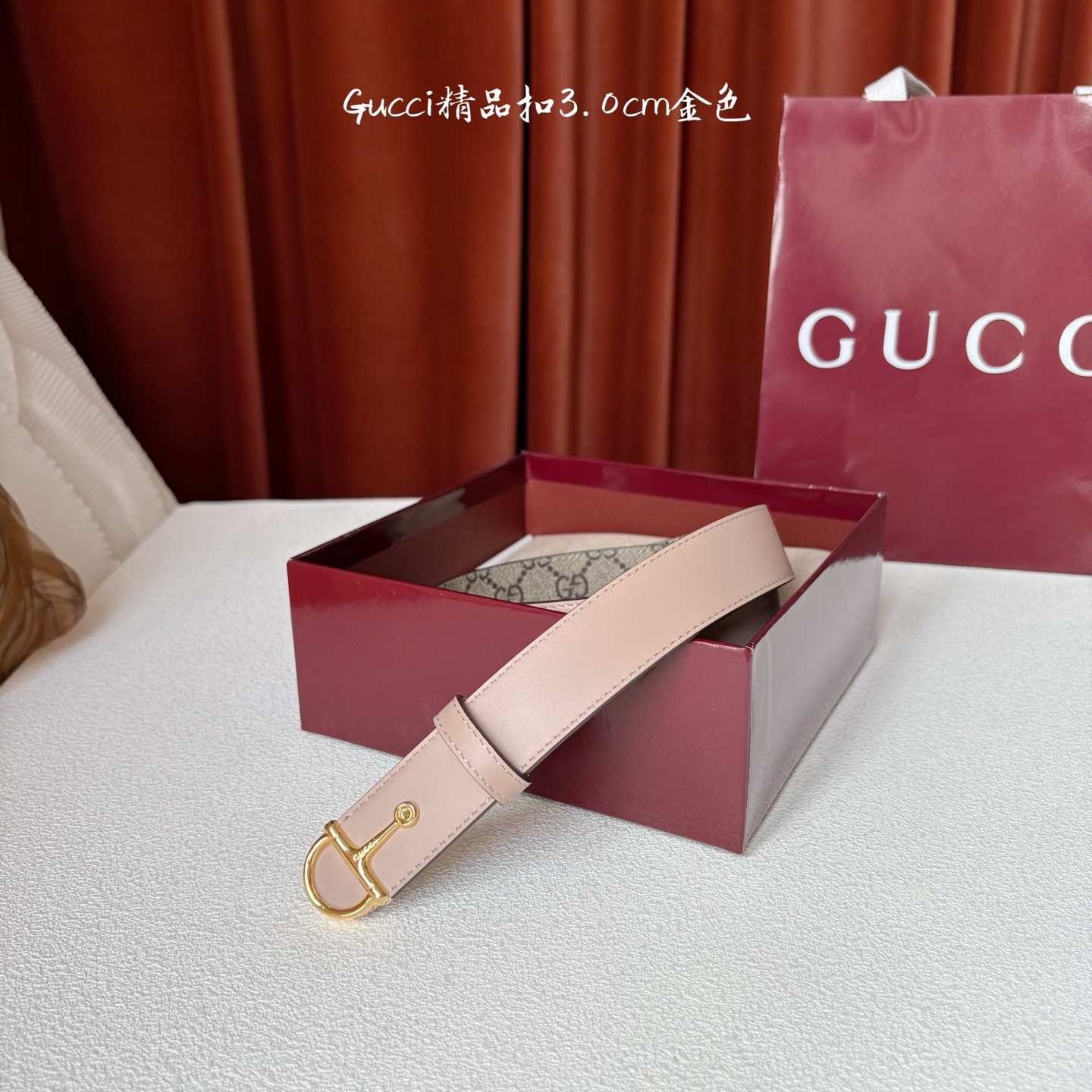 Gucci这款腰带采用光滑的皮革制成，其带扣呈半马衔铁形状，是该品牌的标志。宽3.0cm，可为您的服装增