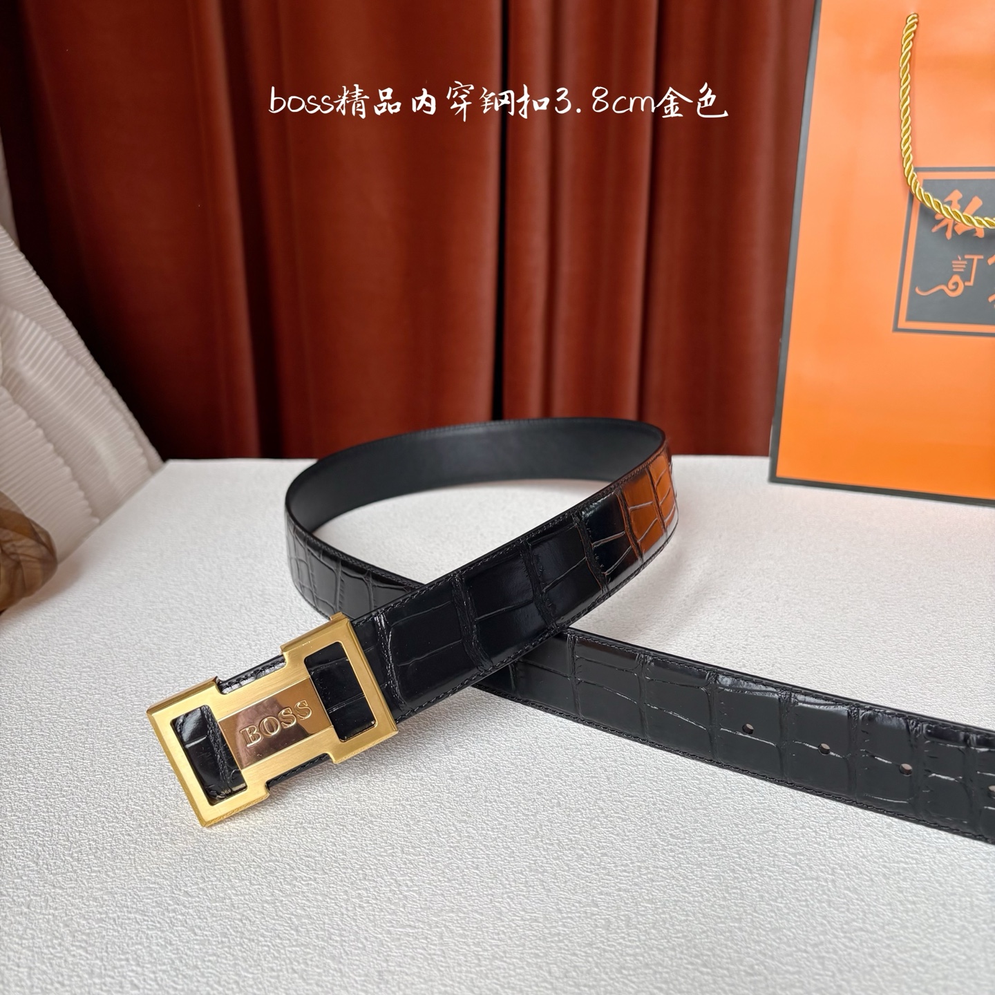 精品内穿钢扣搭配头层柔软小牛皮，时尚大方，彰显优雅质感。喜欢低调质感的来入！