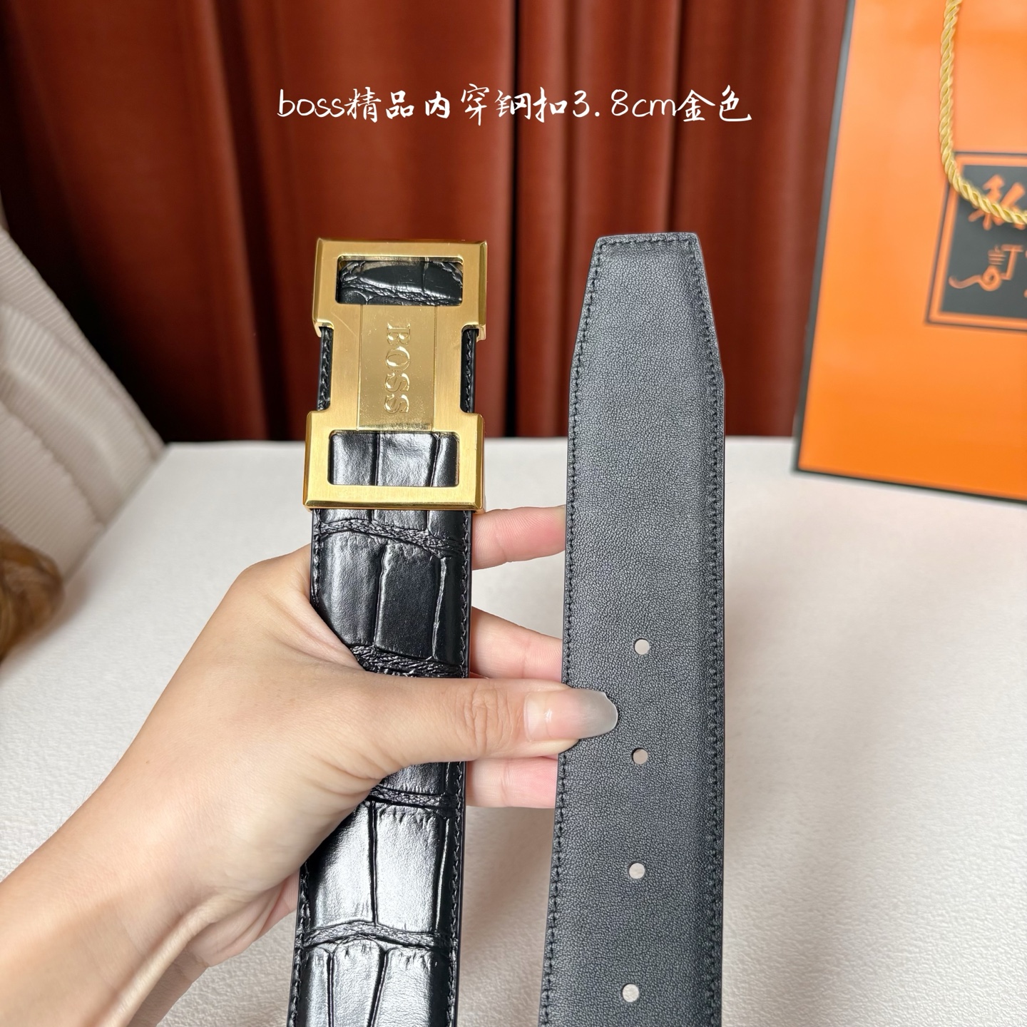 精品内穿钢扣搭配头层柔软小牛皮，时尚大方，彰显优雅质感。喜欢低调质感的来入！