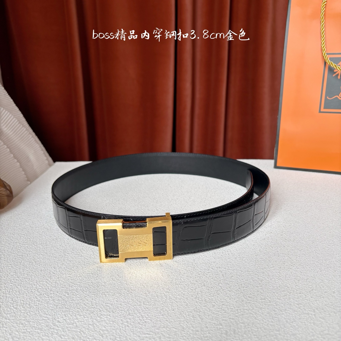 精品内穿钢扣搭配头层柔软小牛皮，时尚大方，彰显优雅质感。喜欢低调质感的来入！