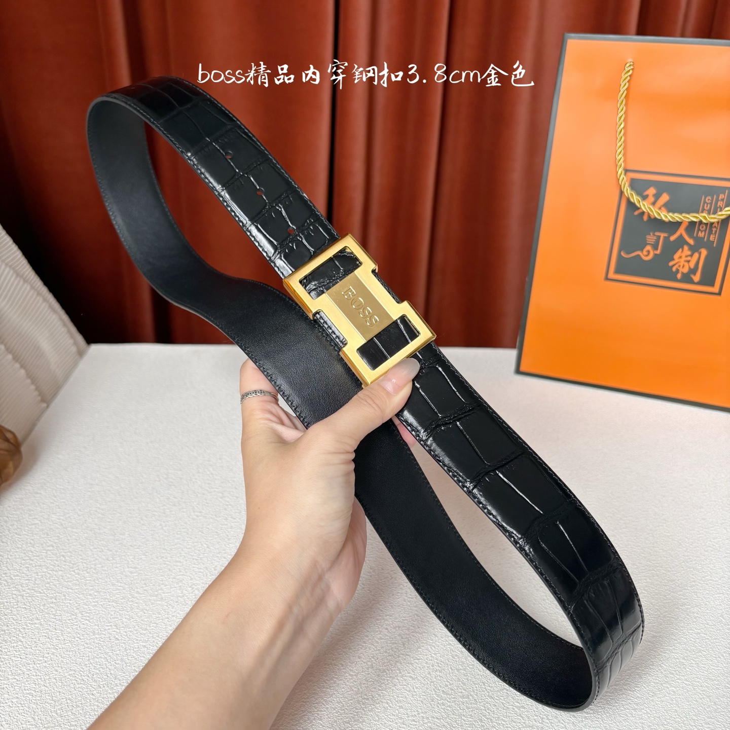 精品内穿钢扣搭配头层柔软小牛皮，时尚大方，彰显优雅质感。喜欢低调质感的来入！