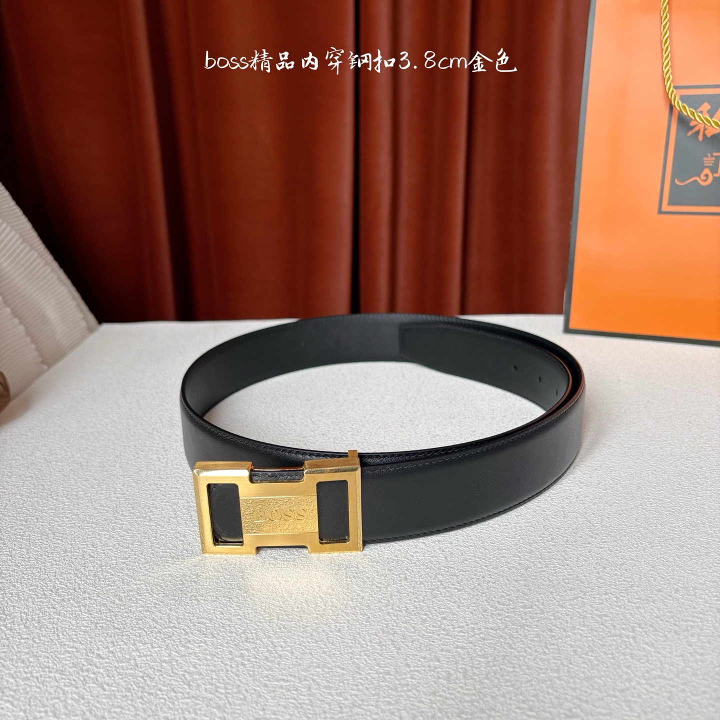 精品内穿钢扣搭配头层柔软小牛皮，时尚大方，彰显优雅质感。喜欢低调质感的来入！