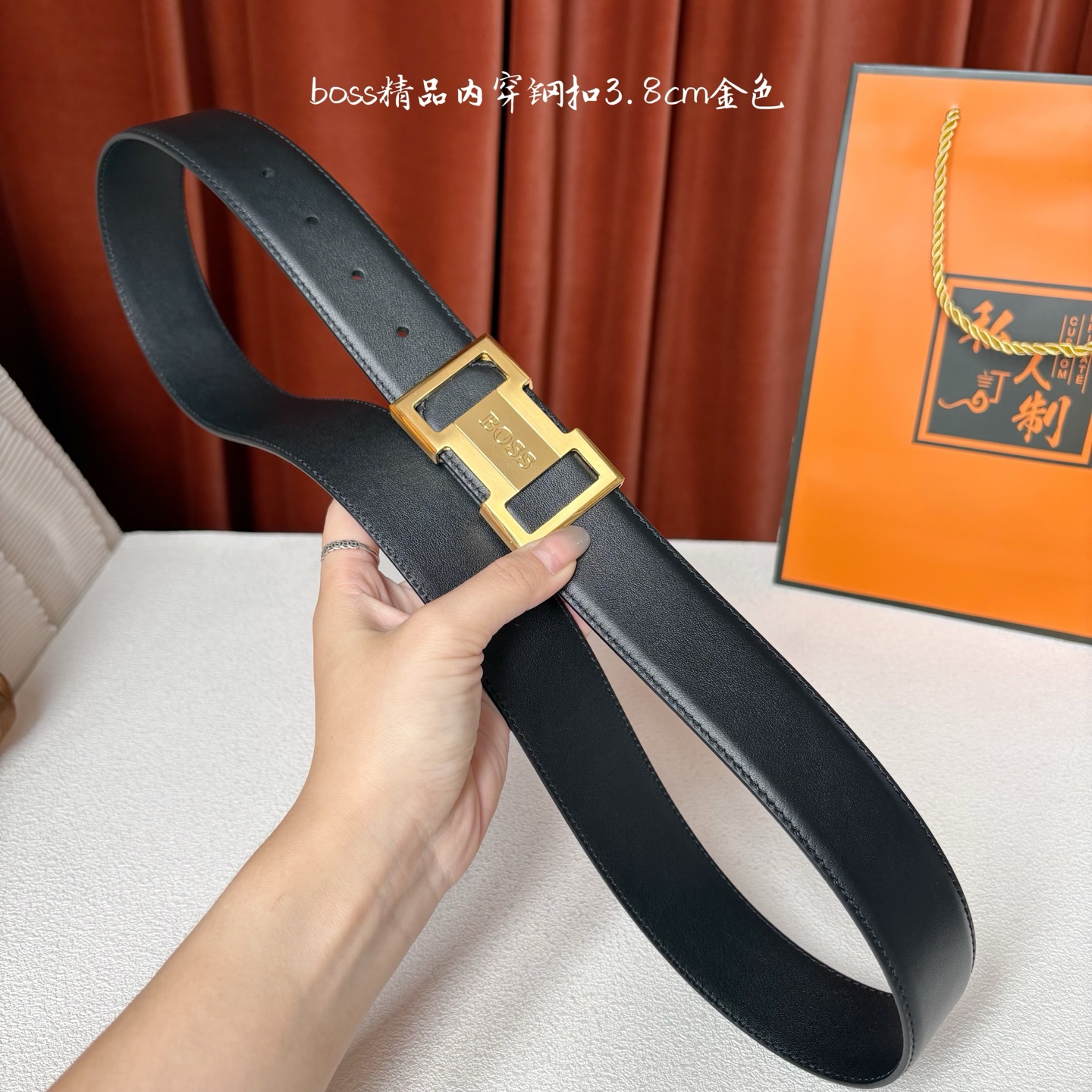 精品内穿钢扣搭配头层柔软小牛皮，时尚大方，彰显优雅质感。喜欢低调质感的来入！