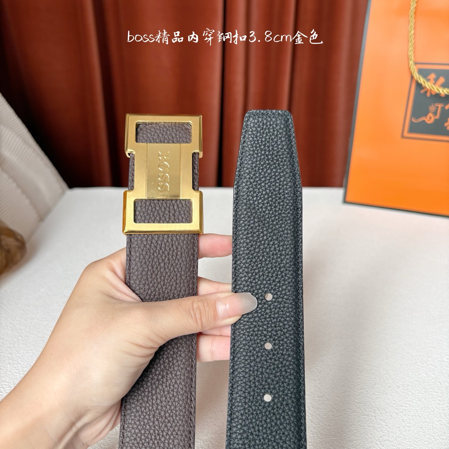 精品内穿钢扣搭配头层柔软小牛皮，时尚大方，彰显优雅质感。喜欢低调质感的来入！