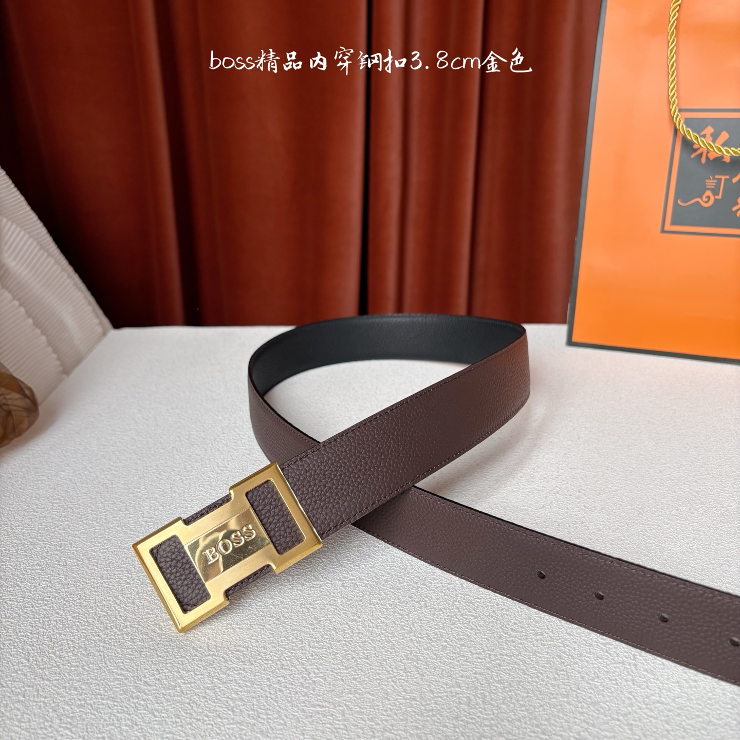 精品内穿钢扣搭配头层柔软小牛皮，时尚大方，彰显优雅质感。喜欢低调质感的来入！