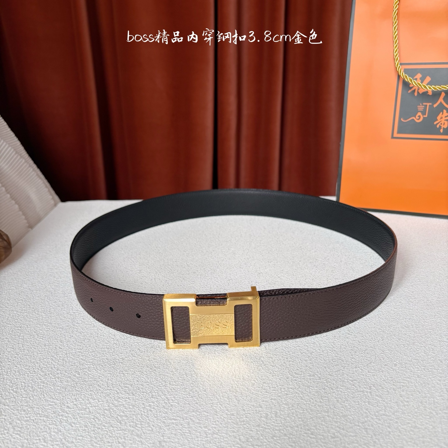 精品内穿钢扣搭配头层柔软小牛皮，时尚大方，彰显优雅质感。喜欢低调质感的来入！