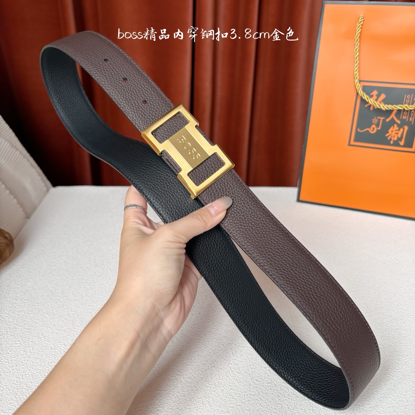 精品内穿钢扣搭配头层柔软小牛皮，时尚大方，彰显优雅质感。喜欢低调质感的来入！