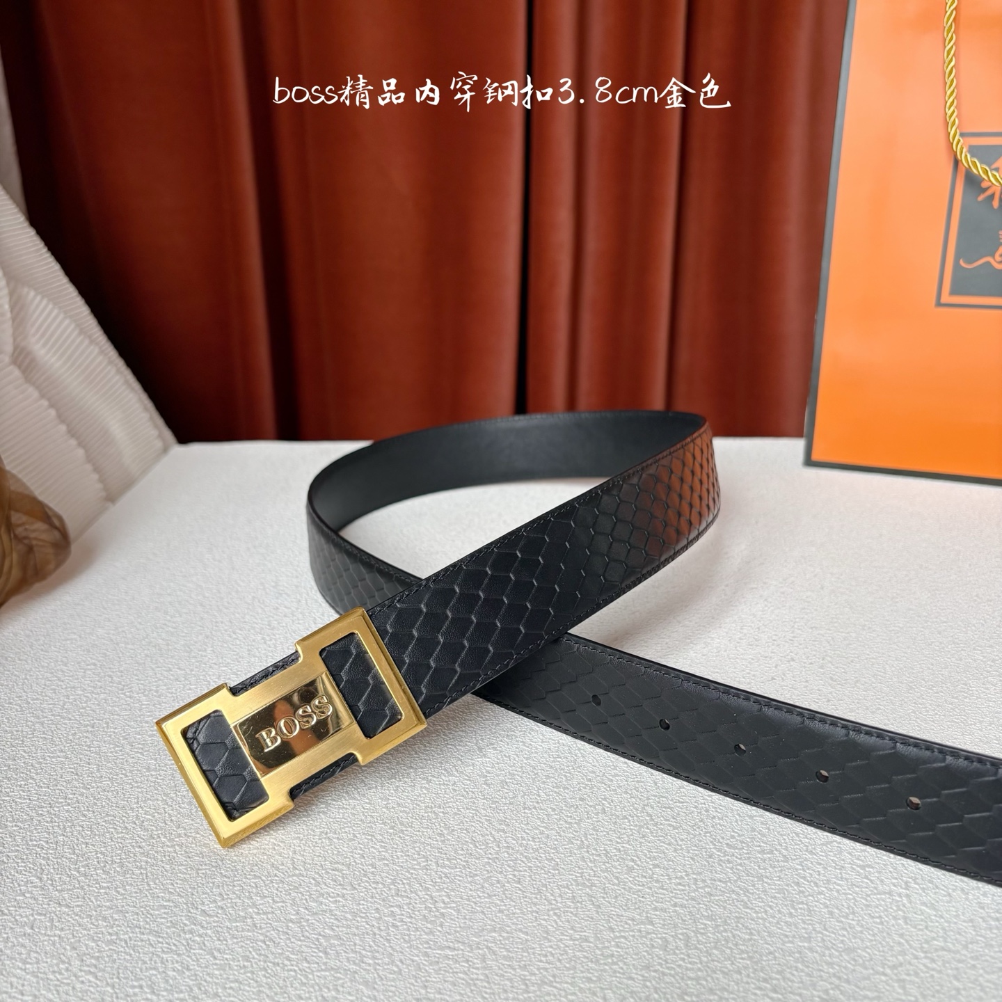 精品内穿钢扣搭配头层柔软小牛皮，时尚大方，彰显优雅质感。喜欢低调质感的来入！