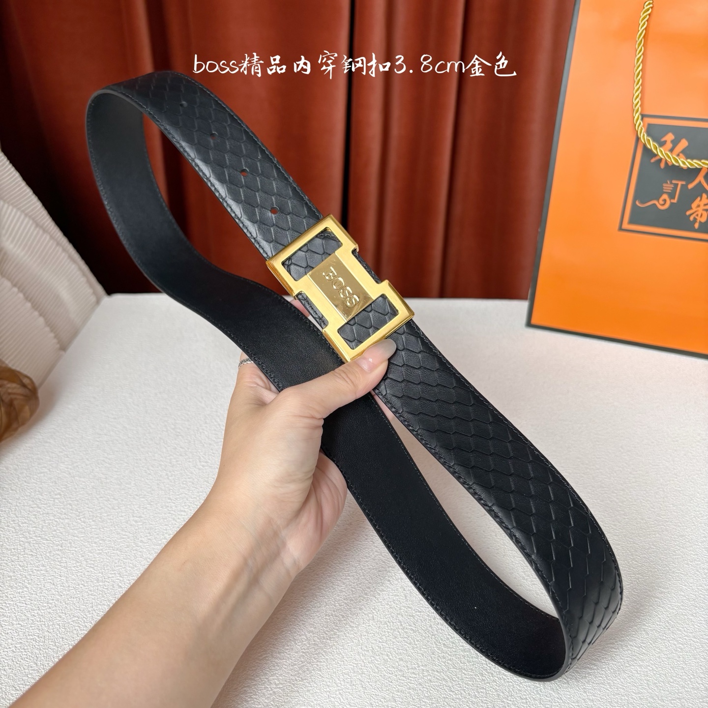 精品内穿钢扣搭配头层柔软小牛皮，时尚大方，彰显优雅质感。喜欢低调质感的来入！