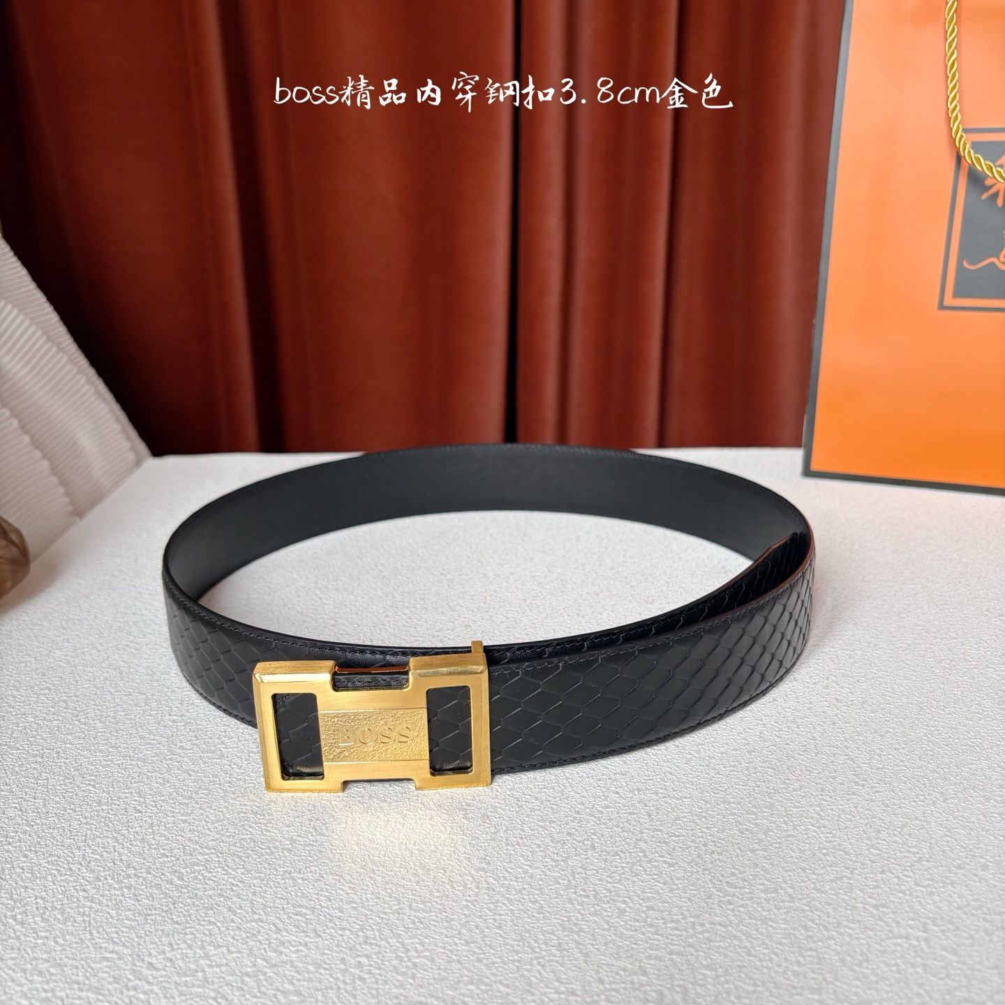 精品内穿钢扣搭配头层柔软小牛皮，时尚大方，彰显优雅质感。喜欢低调质感的来入！