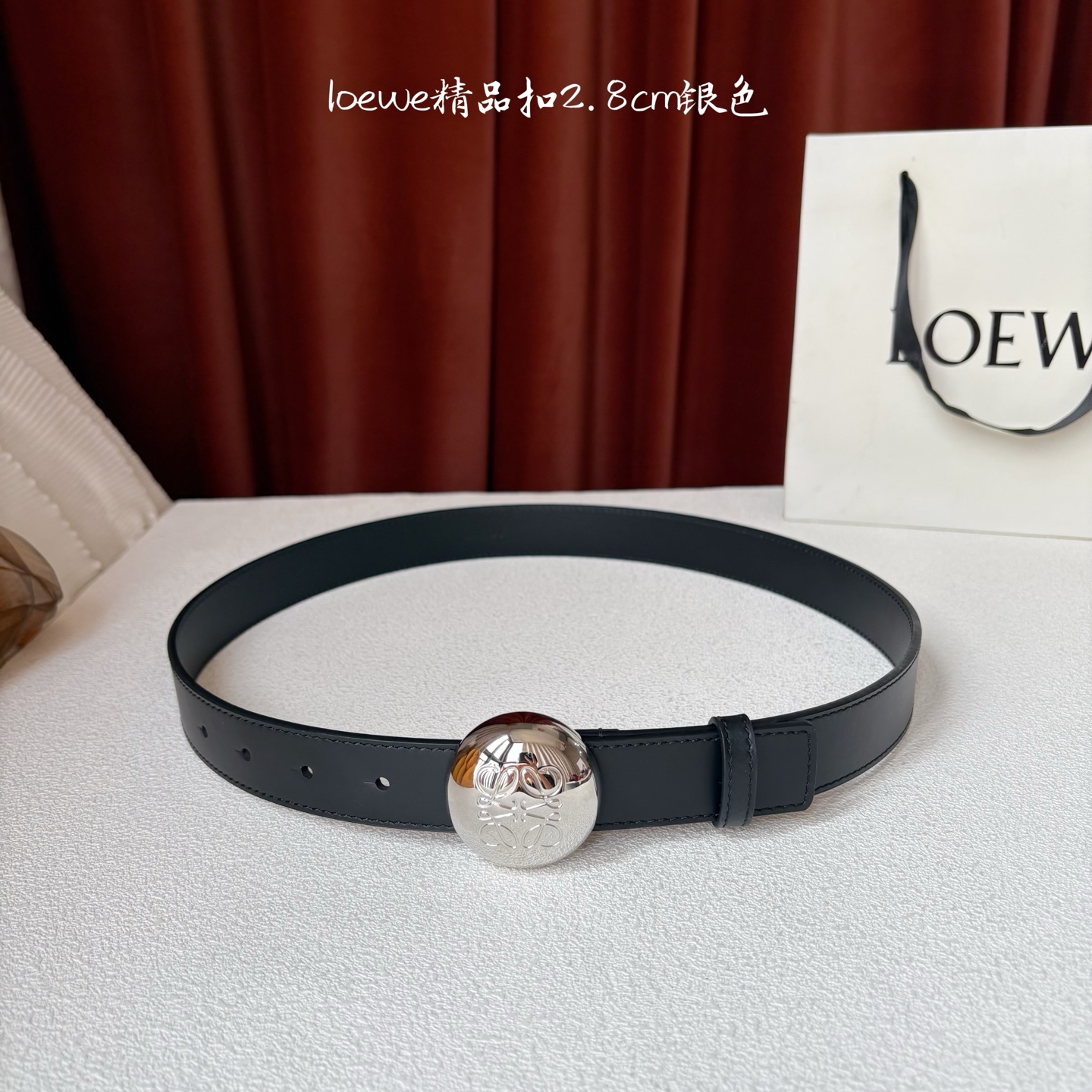 罗意威新款光滑牛皮革腰带，饰以金属LOEWE品牌标志logo，宽2.8cm，五孔调节。颜色：黑色
