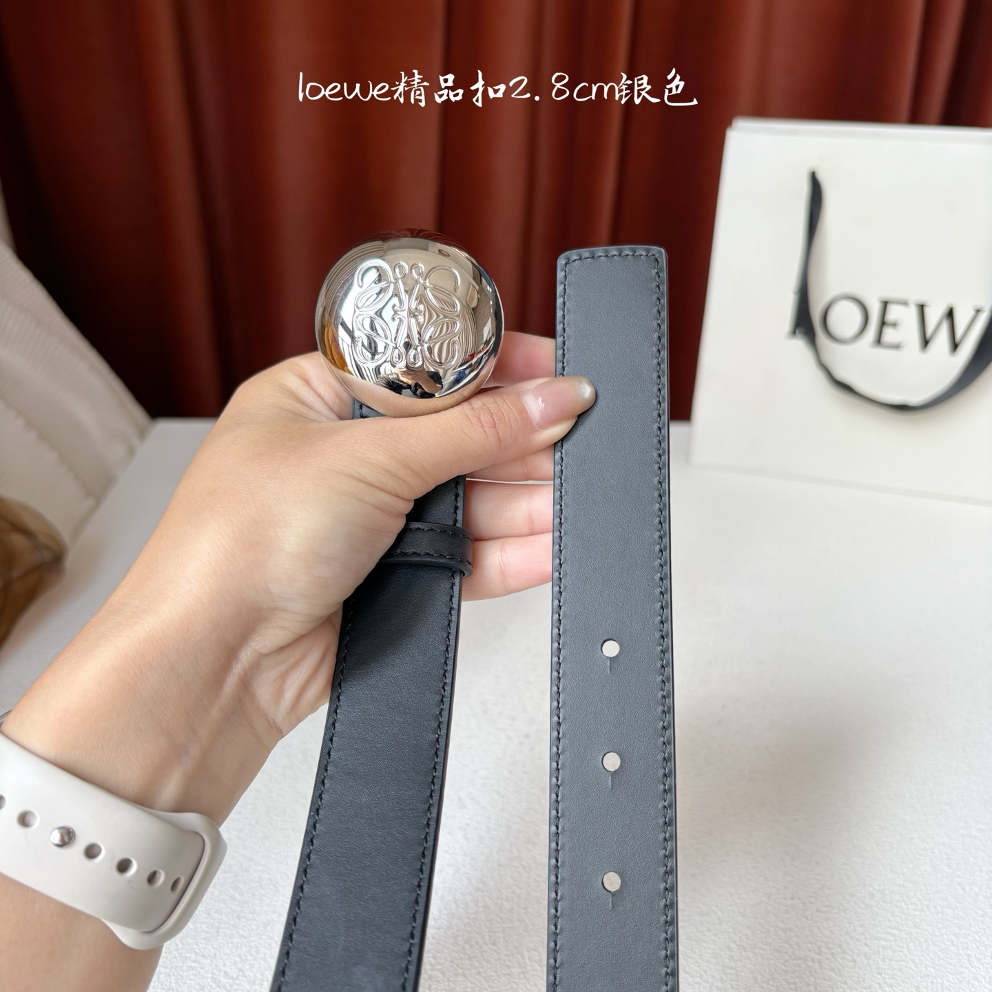 罗意威新款光滑牛皮革腰带，饰以金属LOEWE品牌标志logo，宽2.8cm，五孔调节。颜色：黑色