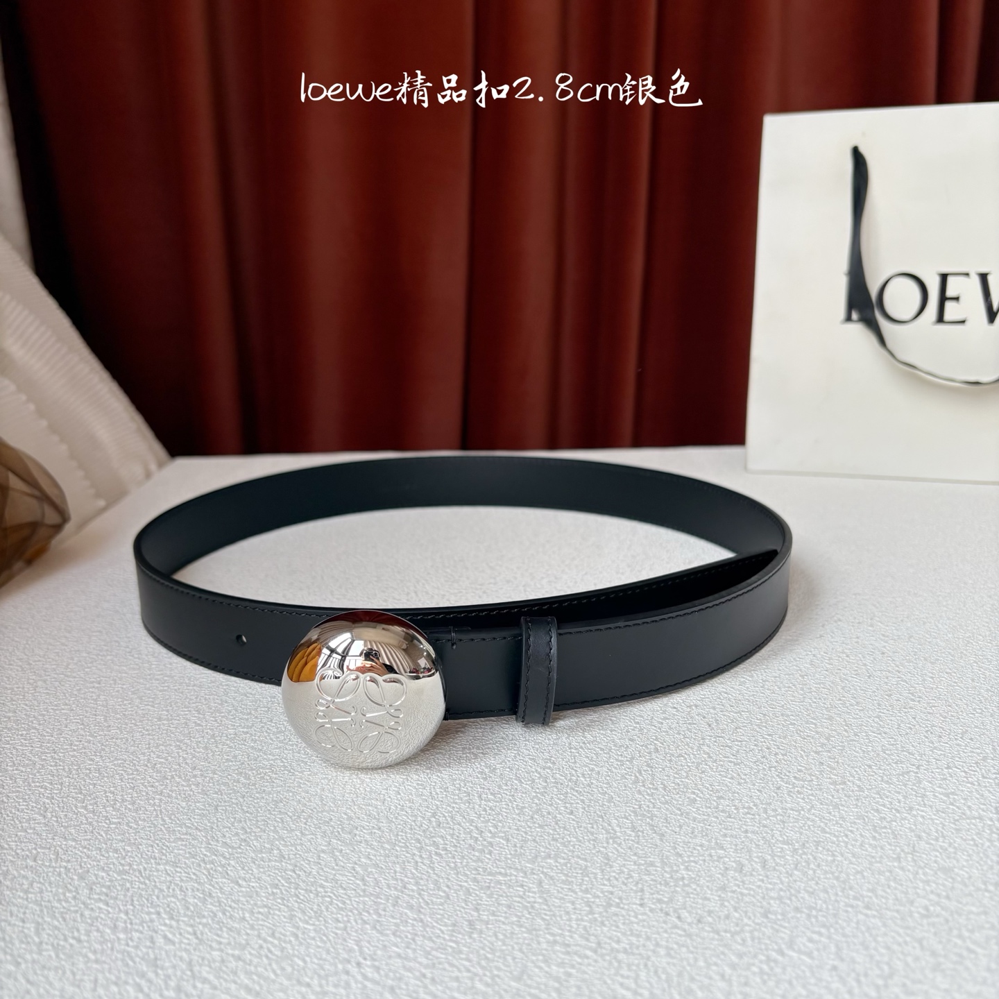 罗意威新款光滑牛皮革腰带，饰以金属LOEWE品牌标志logo，宽2.8cm，五孔调节。颜色：黑色