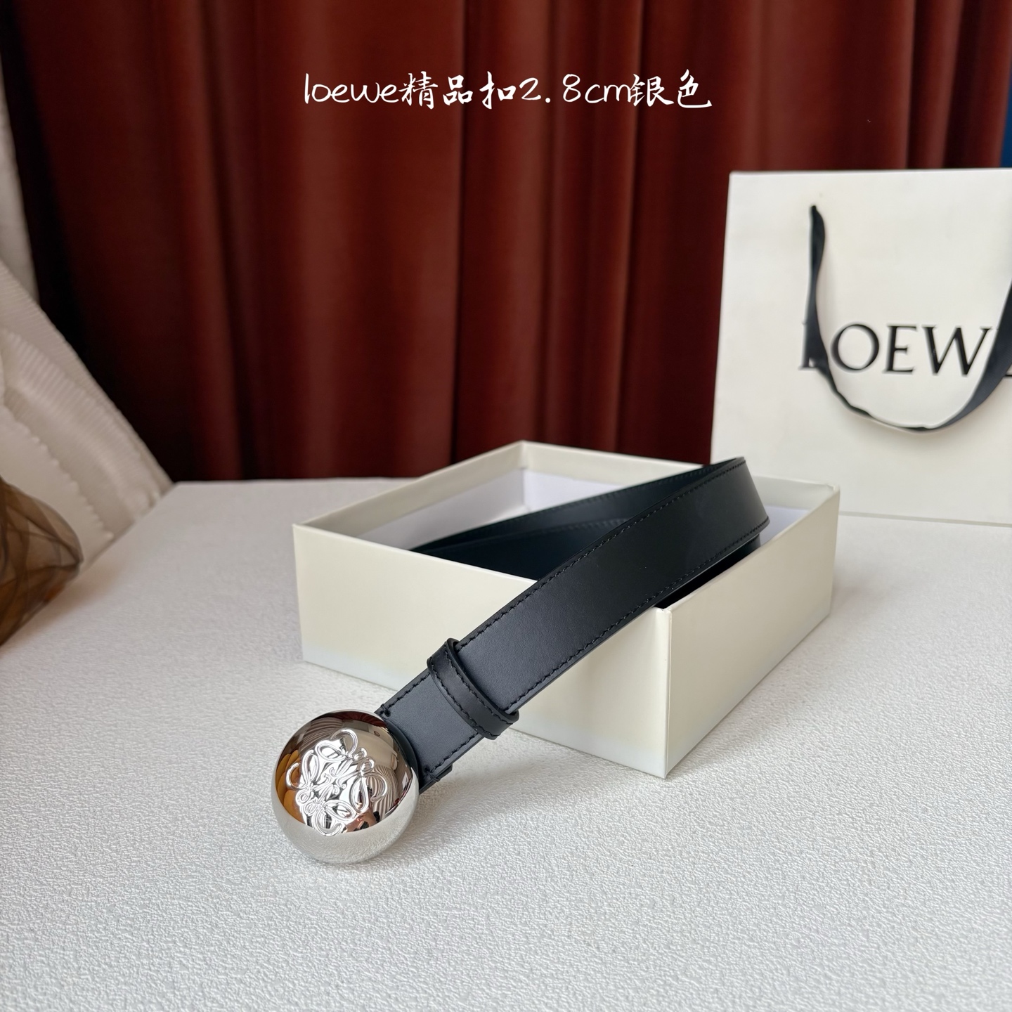 罗意威新款光滑牛皮革腰带，饰以金属LOEWE品牌标志logo，宽2.8cm，五孔调节。颜色：黑色