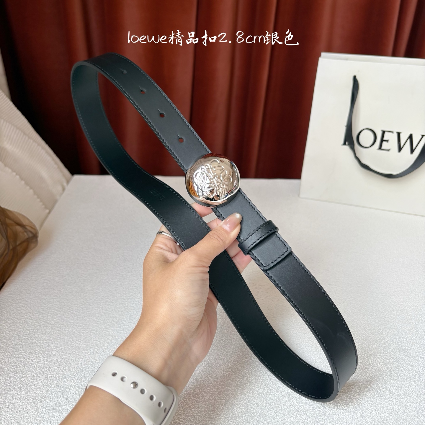 罗意威新款光滑牛皮革腰带，饰以金属LOEWE品牌标志logo，宽2.8cm，五孔调节。颜色：黑色