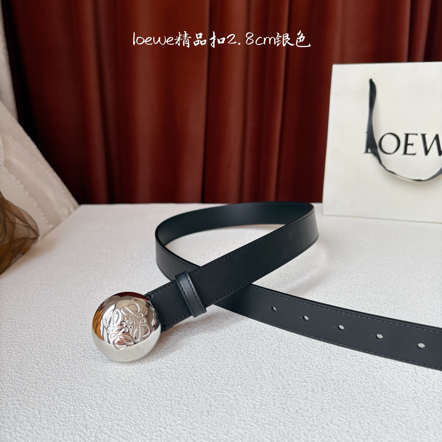 罗意威新款光滑牛皮革腰带，饰以金属LOEWE品牌标志logo，宽2.8cm，五孔调节。颜色：黑色