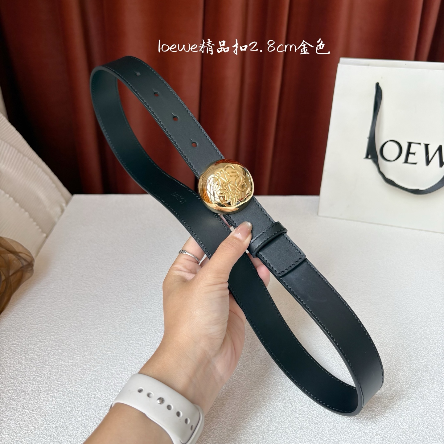 罗意威新款光滑牛皮革腰带，饰以金属LOEWE品牌标志logo，宽2.8cm，五孔调节。颜色：黑色