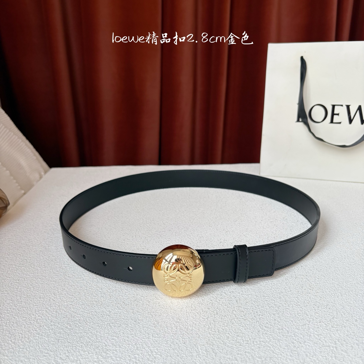 罗意威新款光滑牛皮革腰带，饰以金属LOEWE品牌标志logo，宽2.8cm，五孔调节。颜色：黑色