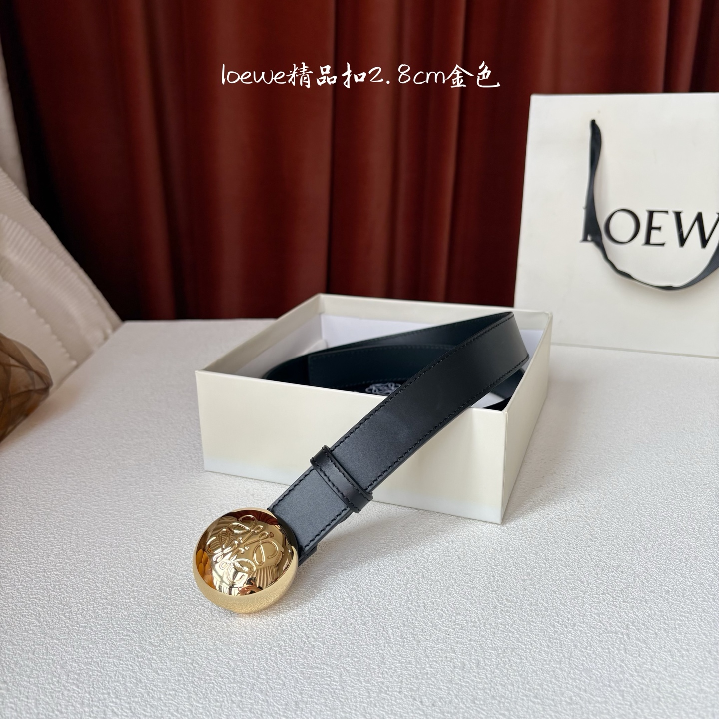 罗意威新款光滑牛皮革腰带，饰以金属LOEWE品牌标志logo，宽2.8cm，五孔调节。颜色：黑色