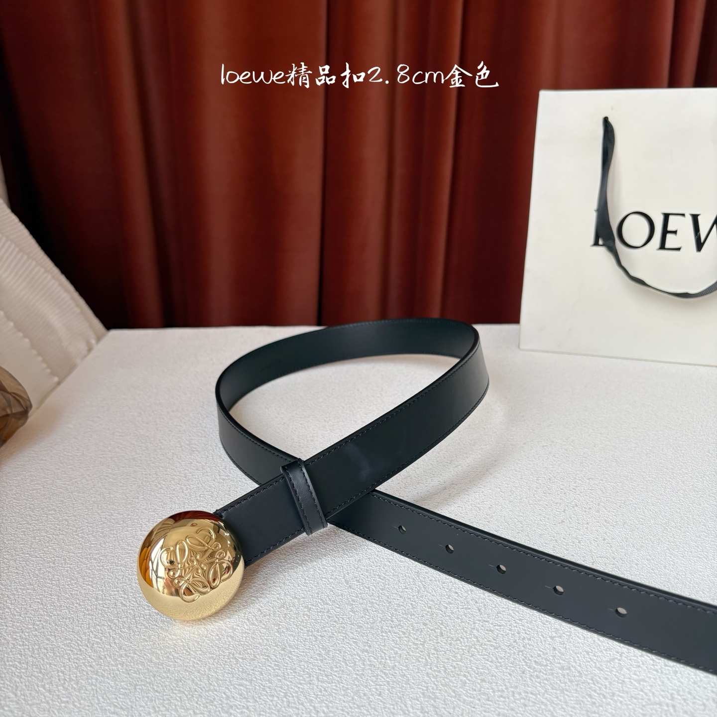 罗意威新款光滑牛皮革腰带，饰以金属LOEWE品牌标志logo，宽2.8cm，五孔调节。颜色：黑色