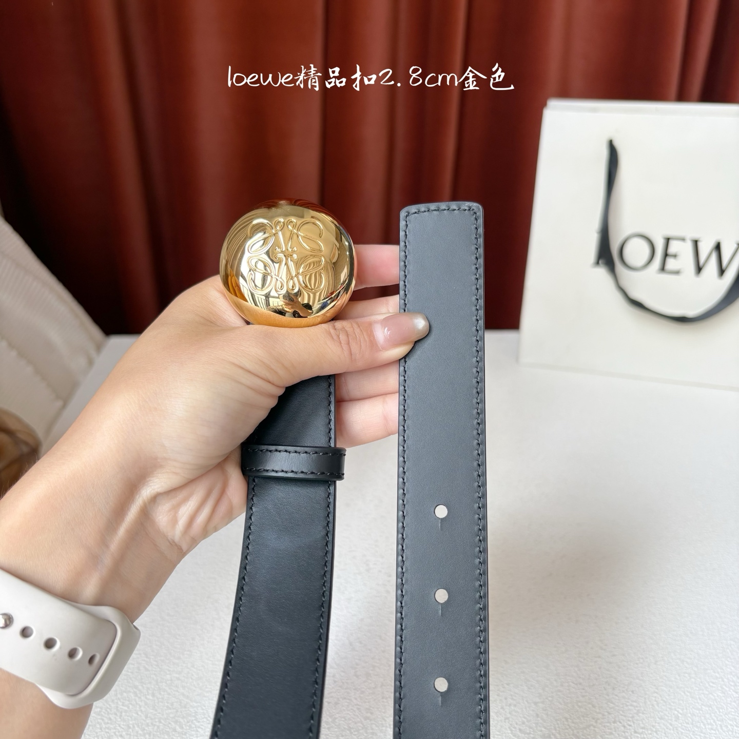 罗意威新款光滑牛皮革腰带，饰以金属LOEWE品牌标志logo，宽2.8cm，五孔调节。颜色：黑色