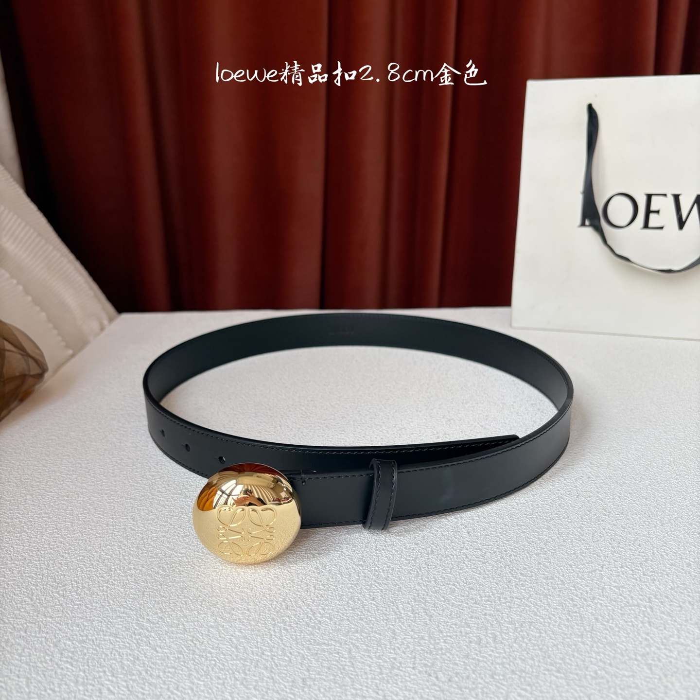 罗意威新款光滑牛皮革腰带，饰以金属LOEWE品牌标志logo，宽2.8cm，五孔调节。颜色：黑色