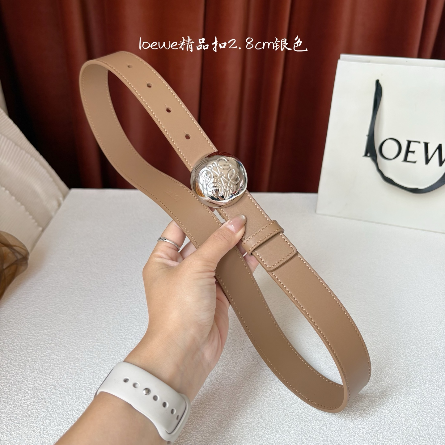 罗意威新款光滑牛皮革腰带，饰以金属LOEWE品牌标志logo，宽2.8cm，五孔调节。颜色：橡木色