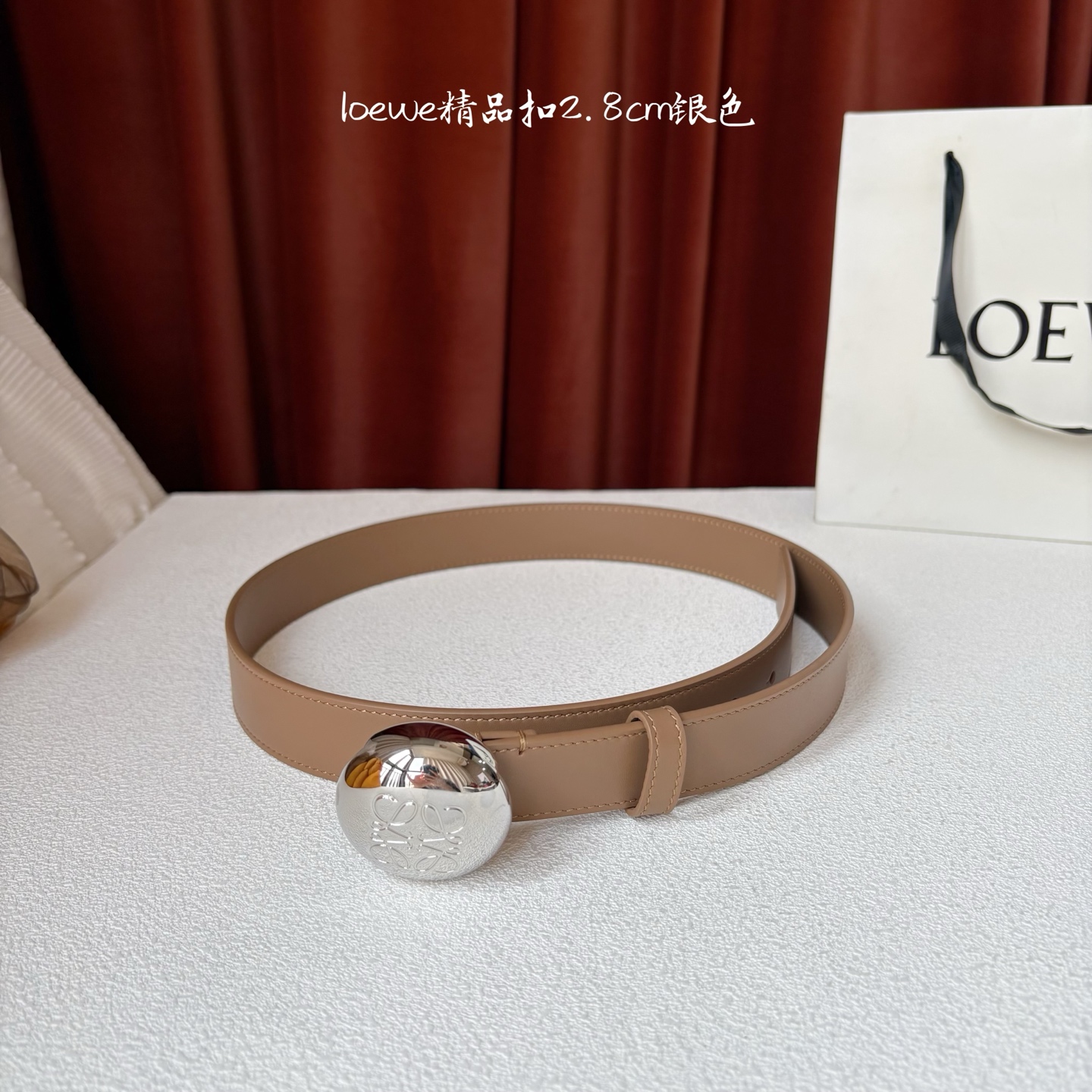 罗意威新款光滑牛皮革腰带，饰以金属LOEWE品牌标志logo，宽2.8cm，五孔调节。颜色：橡木色