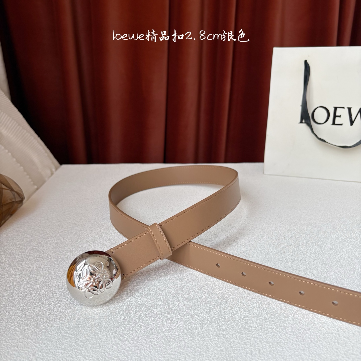 罗意威新款光滑牛皮革腰带，饰以金属LOEWE品牌标志logo，宽2.8cm，五孔调节。颜色：橡木色