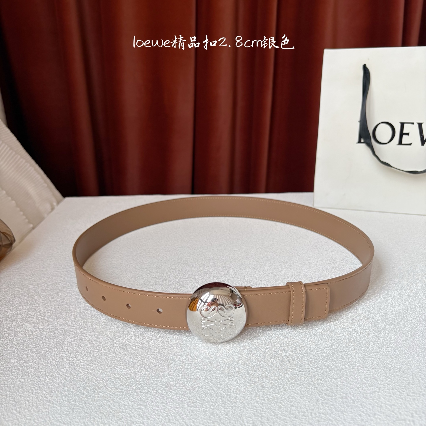 罗意威新款光滑牛皮革腰带，饰以金属LOEWE品牌标志logo，宽2.8cm，五孔调节。颜色：橡木色