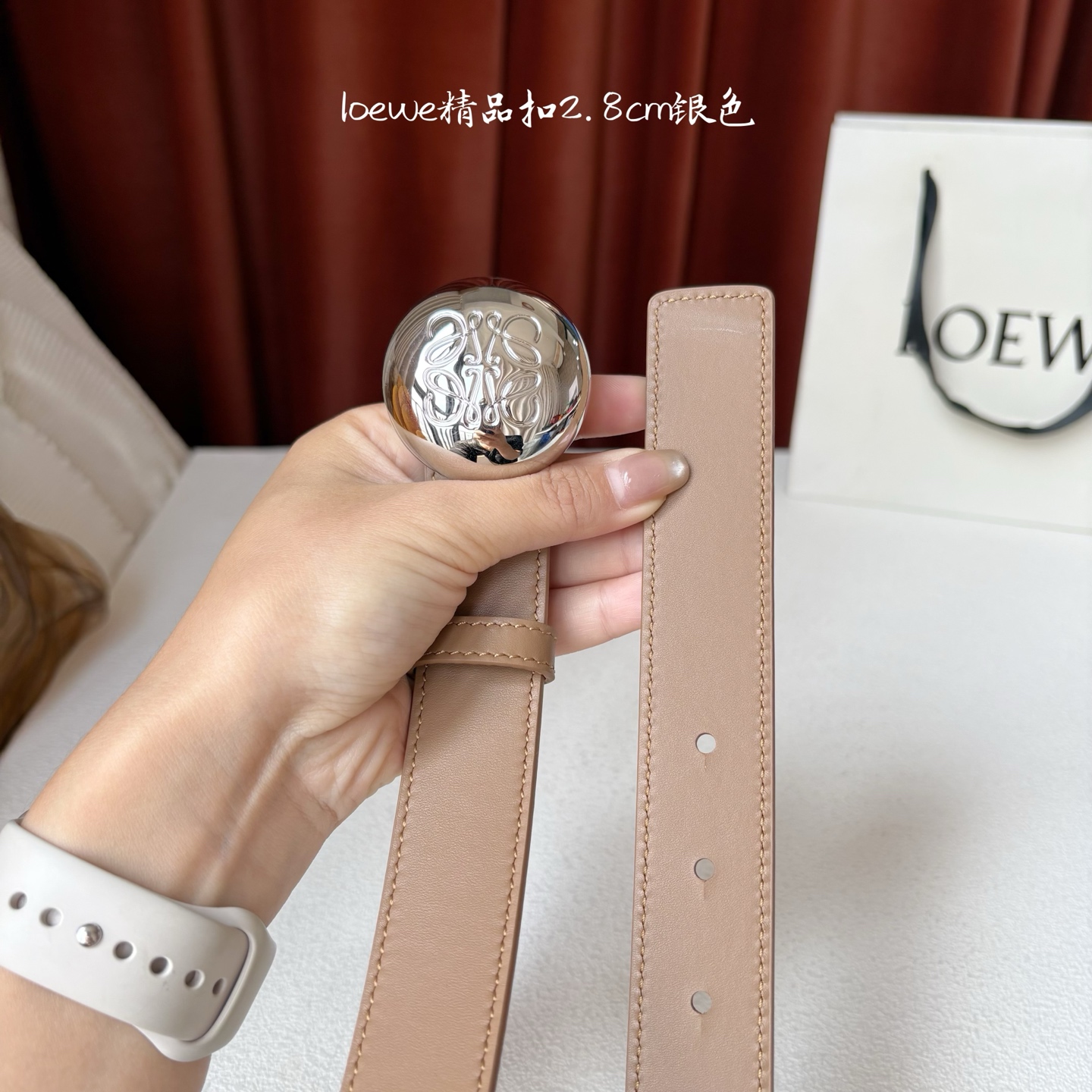 罗意威新款光滑牛皮革腰带，饰以金属LOEWE品牌标志logo，宽2.8cm，五孔调节。颜色：橡木色