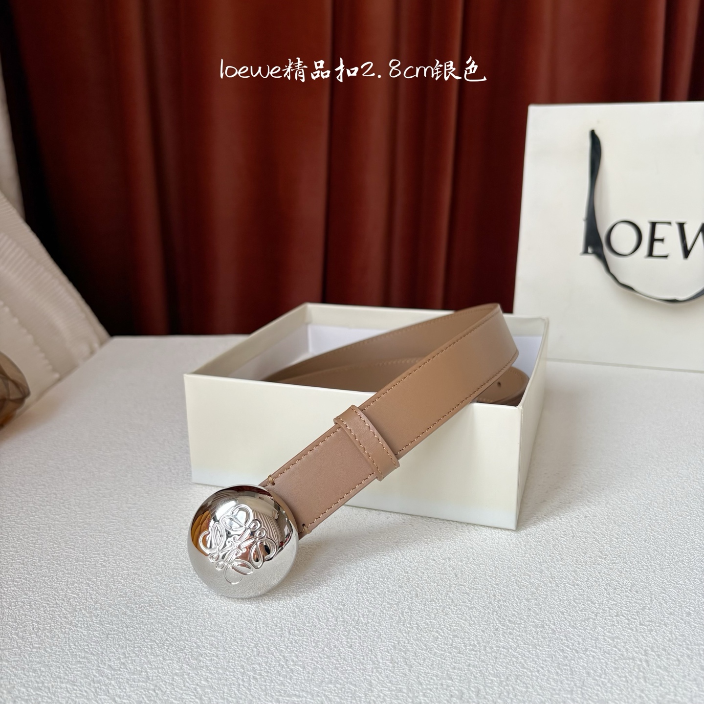 罗意威新款光滑牛皮革腰带，饰以金属LOEWE品牌标志logo，宽2.8cm，五孔调节。颜色：橡木色