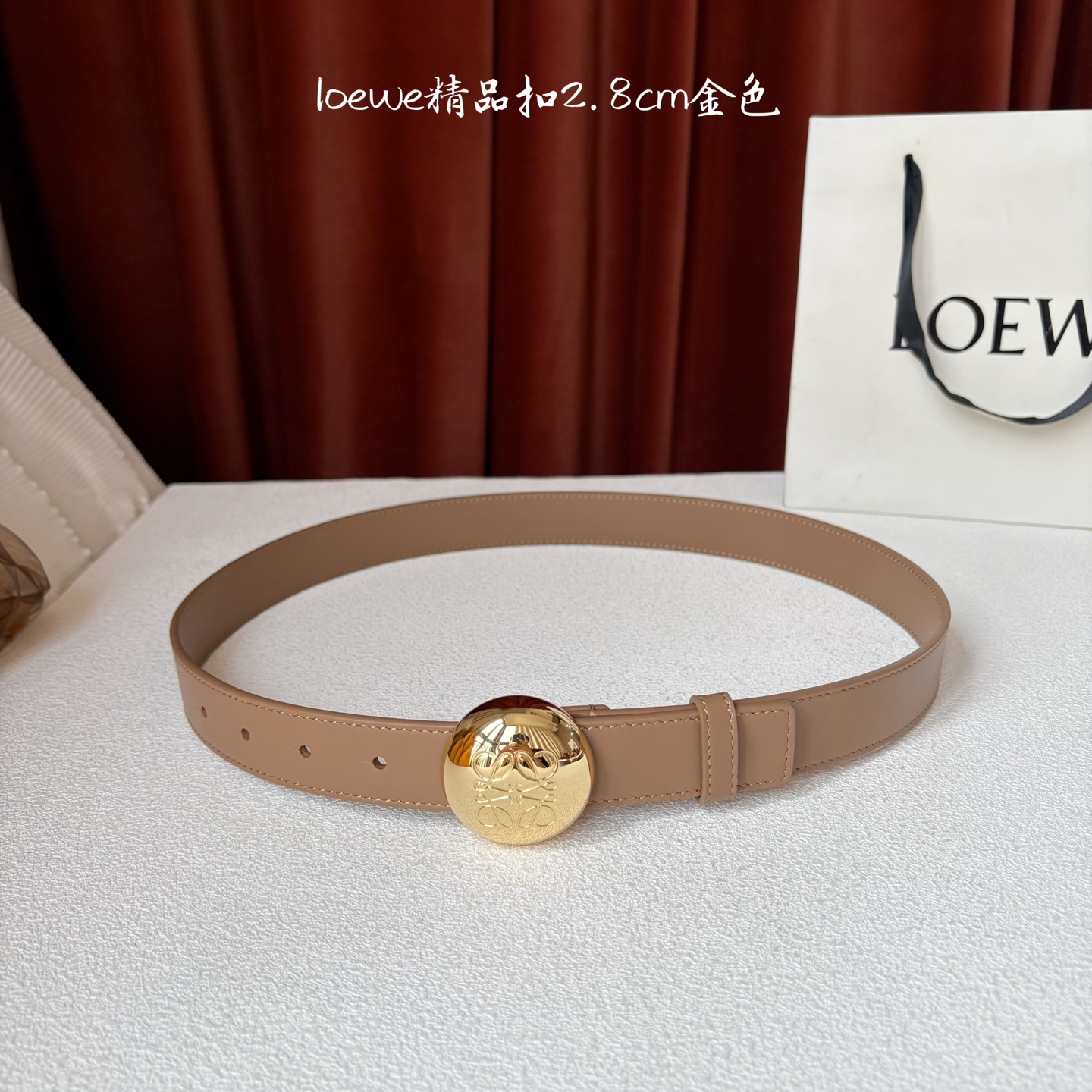 罗意威新款光滑牛皮革腰带，饰以金属LOEWE品牌标志logo，宽2.8cm，五孔调节。颜色：橡木色