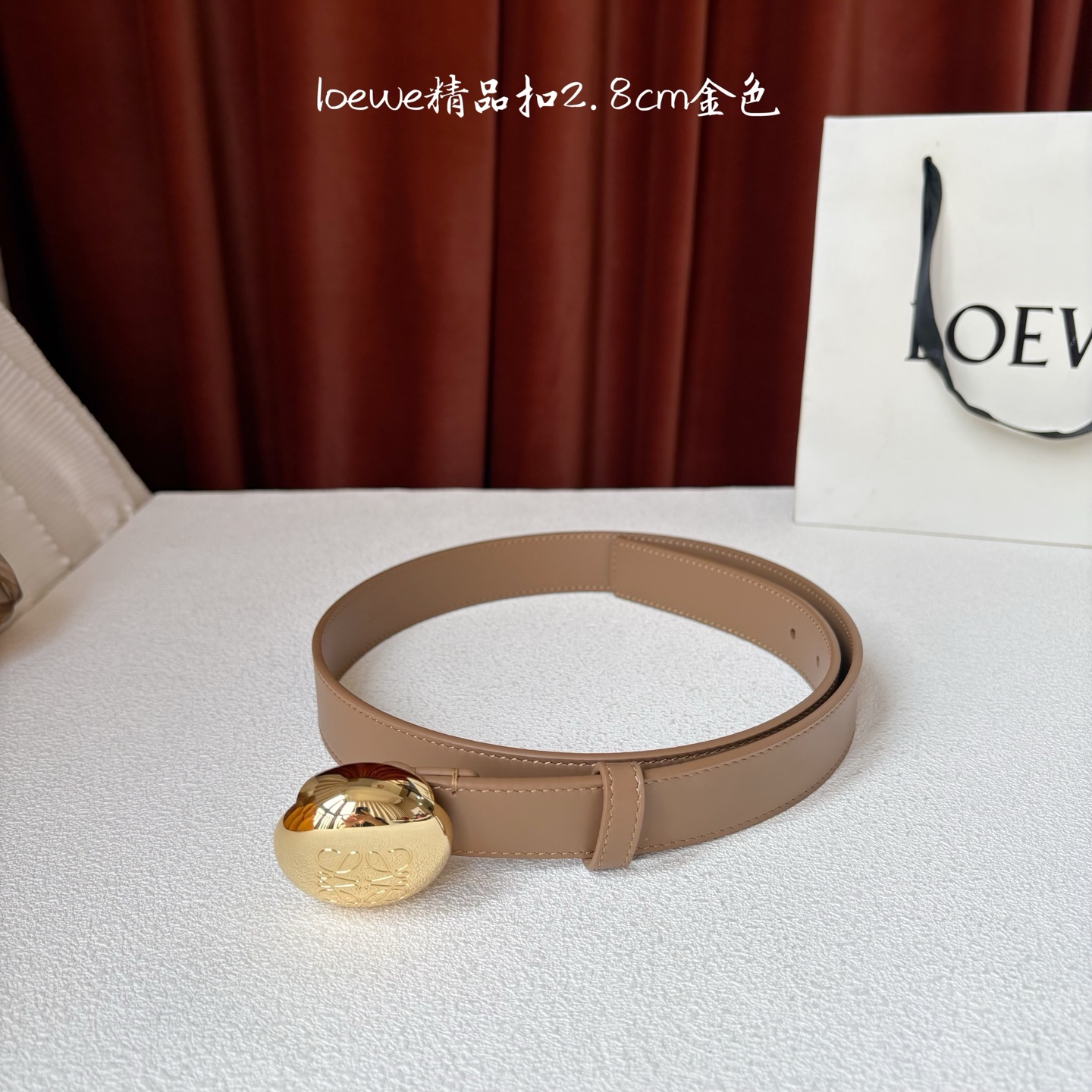 罗意威新款光滑牛皮革腰带，饰以金属LOEWE品牌标志logo，宽2.8cm，五孔调节。颜色：橡木色