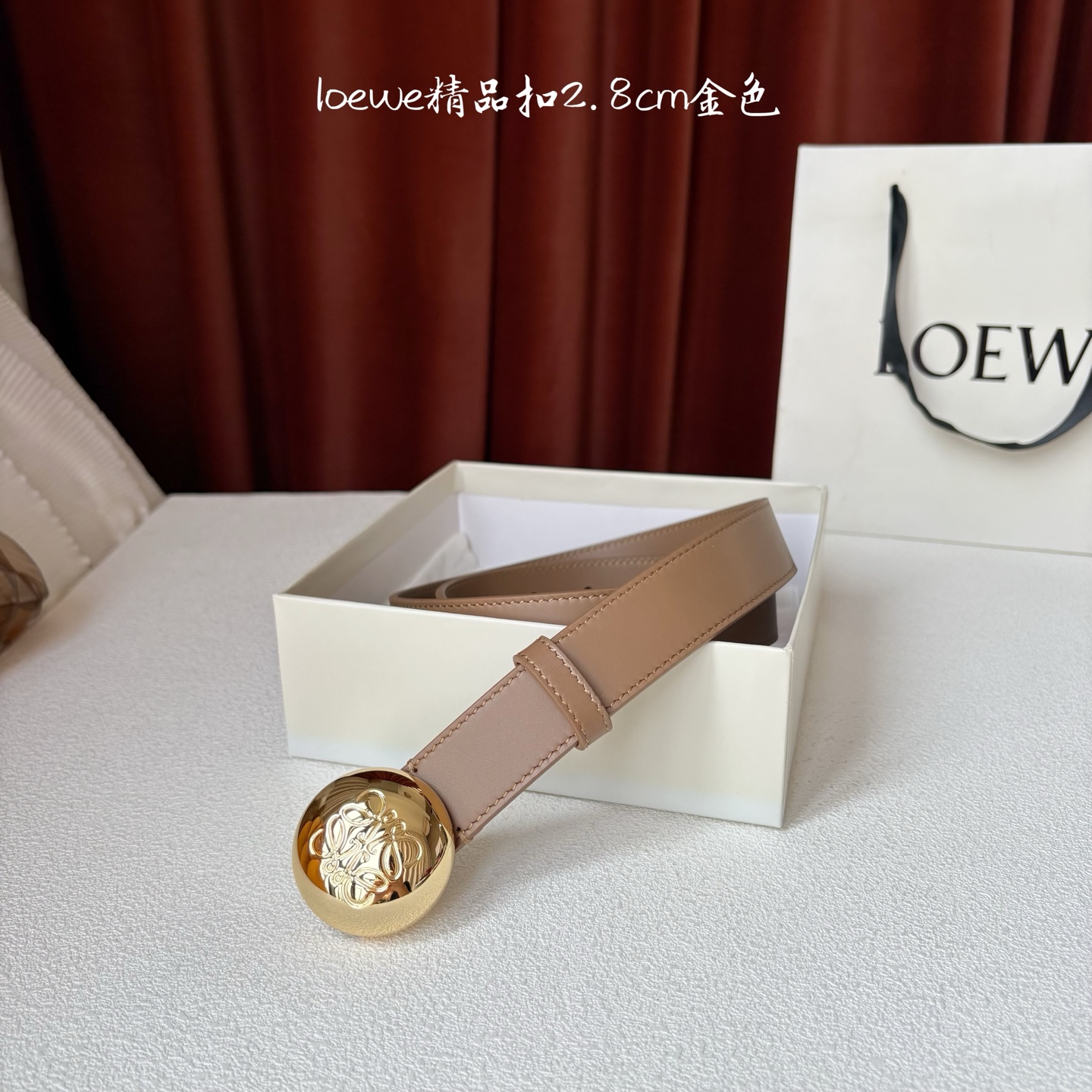 罗意威新款光滑牛皮革腰带，饰以金属LOEWE品牌标志logo，宽2.8cm，五孔调节。颜色：橡木色
