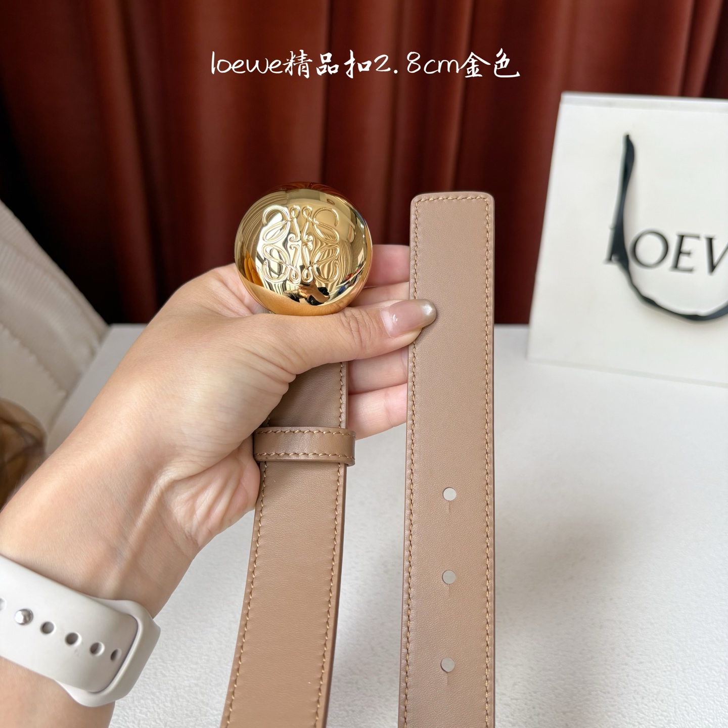 罗意威新款光滑牛皮革腰带，饰以金属LOEWE品牌标志logo，宽2.8cm，五孔调节。颜色：橡木色