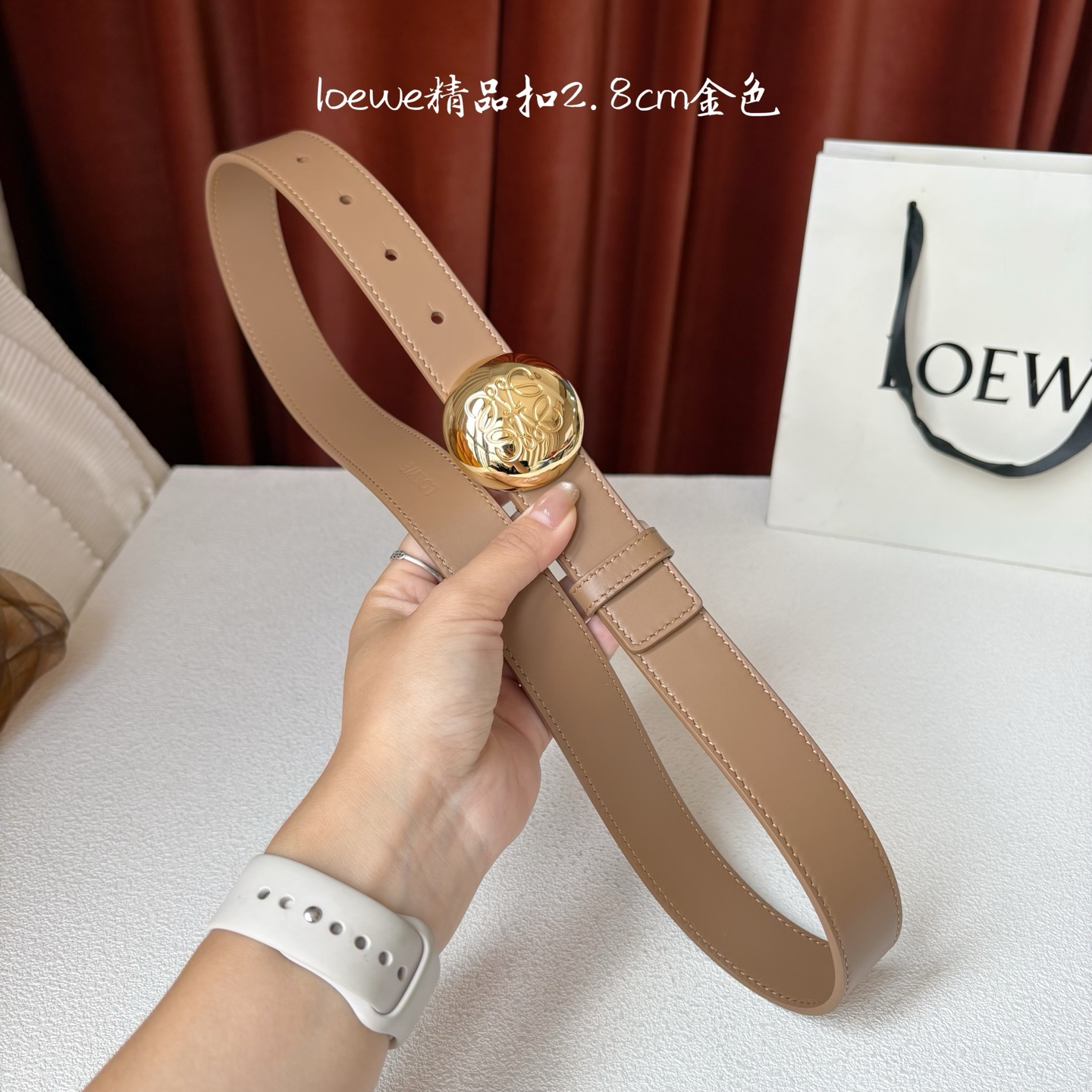 罗意威新款光滑牛皮革腰带，饰以金属LOEWE品牌标志logo，宽2.8cm，五孔调节。颜色：橡木色