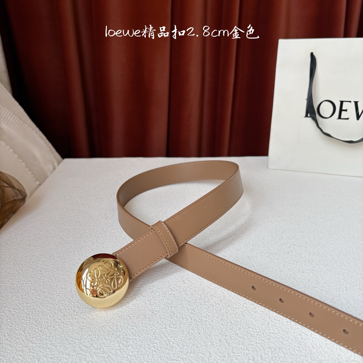 罗意威新款光滑牛皮革腰带，饰以金属LOEWE品牌标志logo，宽2.8cm，五孔调节。颜色：橡木色