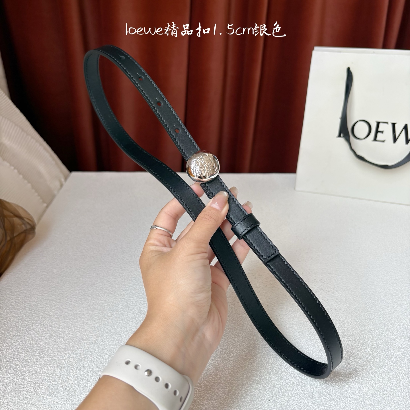 罗意威新款光滑牛皮革腰带，饰以金属LOEWE品牌标志logo，宽1.5cm，五孔调节。颜色：黑色