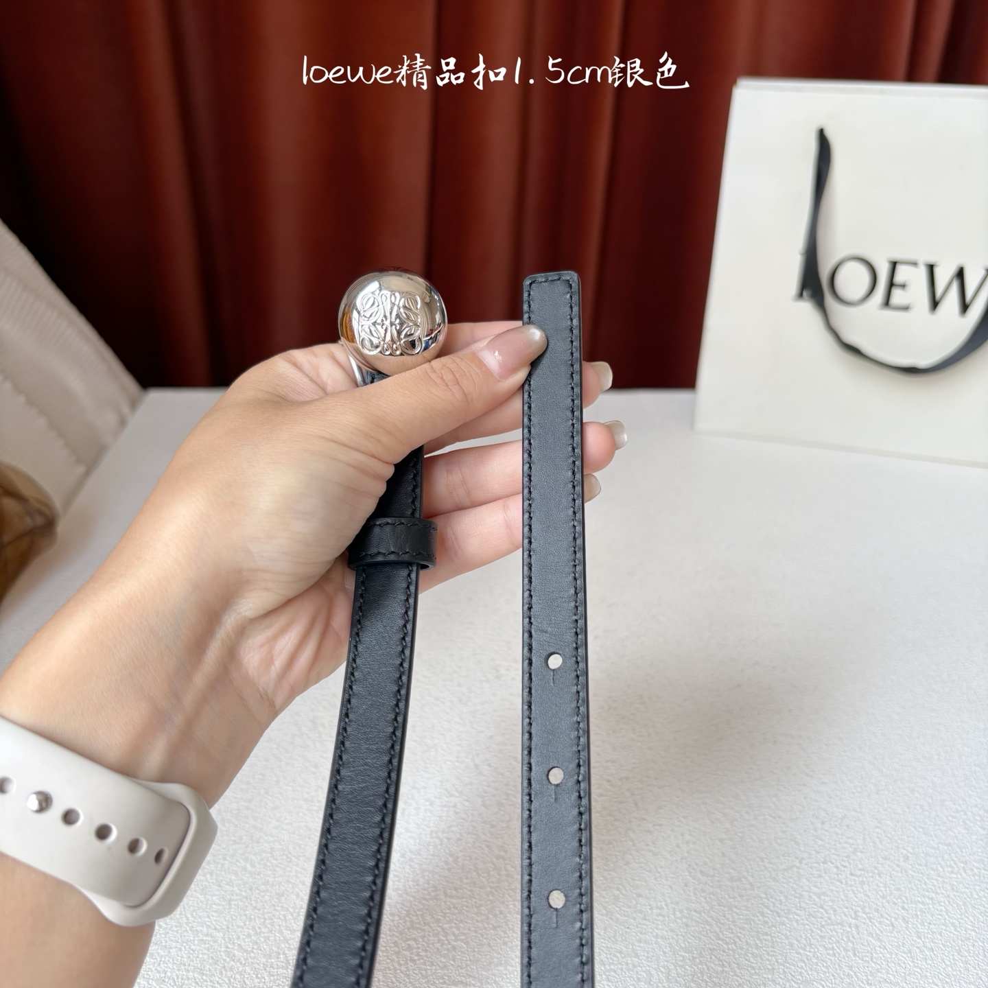 罗意威新款光滑牛皮革腰带，饰以金属LOEWE品牌标志logo，宽1.5cm，五孔调节。颜色：黑色