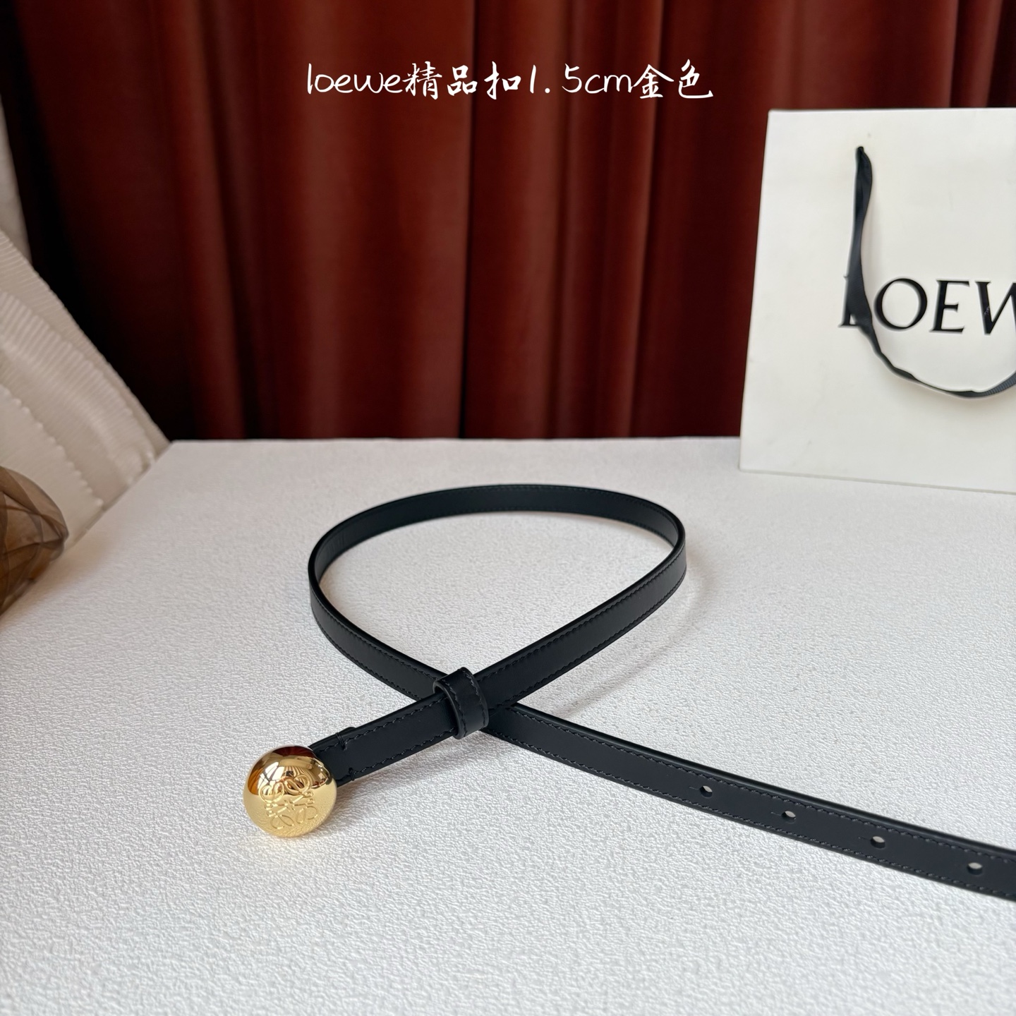 罗意威新款光滑牛皮革腰带，饰以金属LOEWE品牌标志logo，宽1.5cm，五孔调节。颜色：黑色