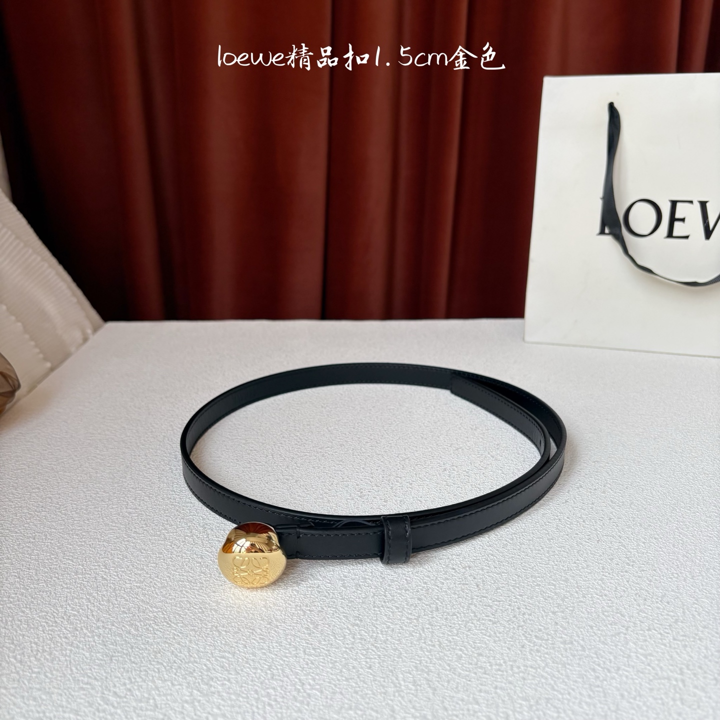 罗意威新款光滑牛皮革腰带，饰以金属LOEWE品牌标志logo，宽1.5cm，五孔调节。颜色：黑色