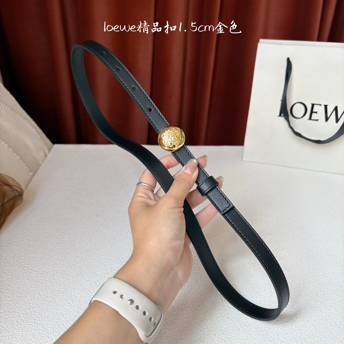 罗意威新款光滑牛皮革腰带，饰以金属LOEWE品牌标志logo，宽1.5cm，五孔调节。颜色：黑色